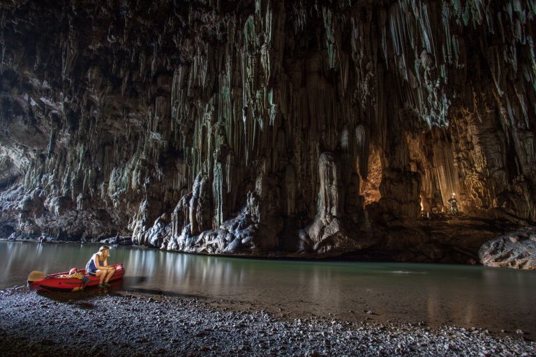 kayaking-through-Tham-Lod
